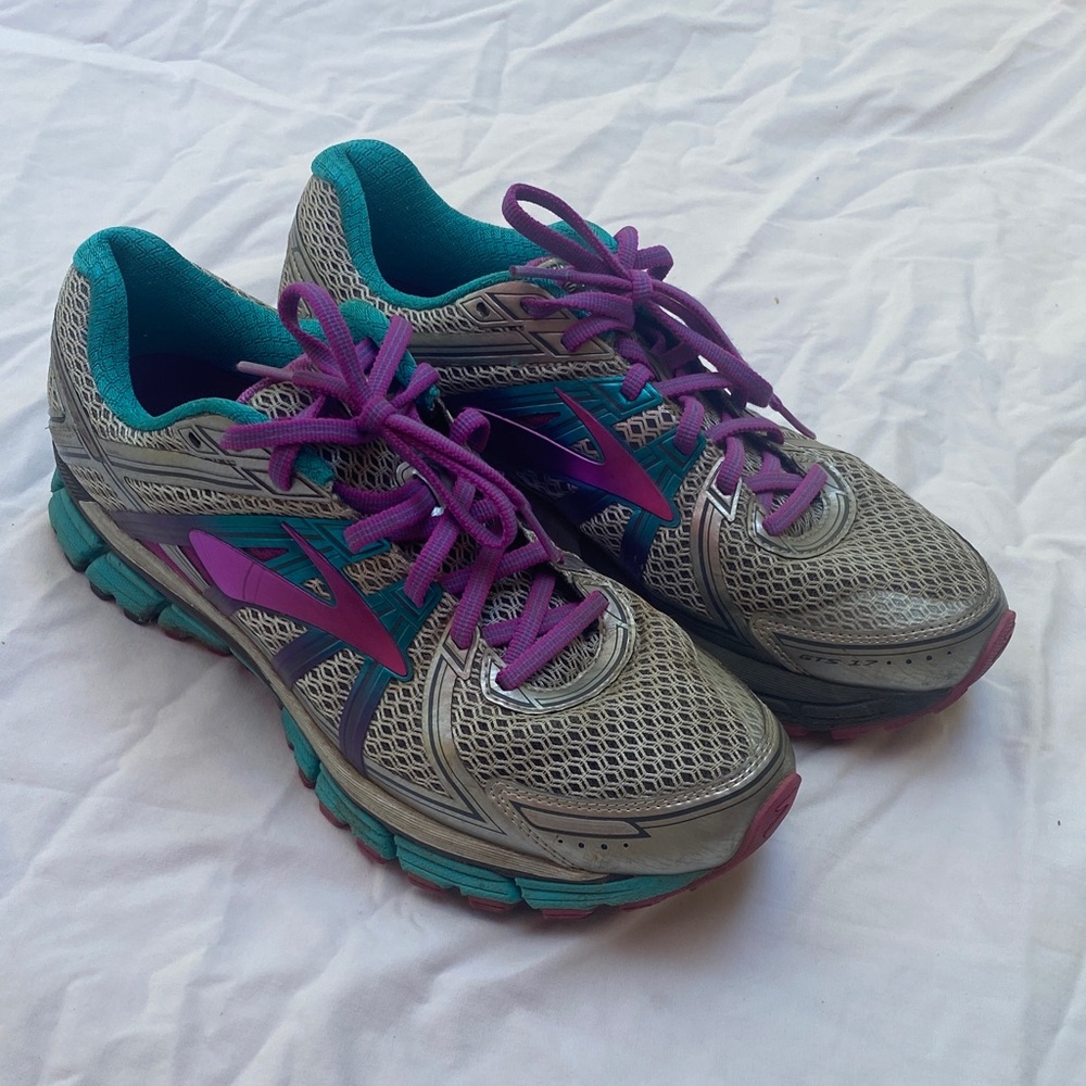 Brooks Women's Silver GTS 17 💜 11B Very Good Condition